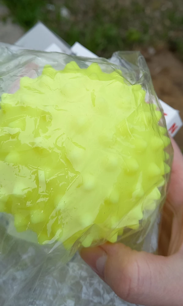Нормальный такой мяч, тверденький