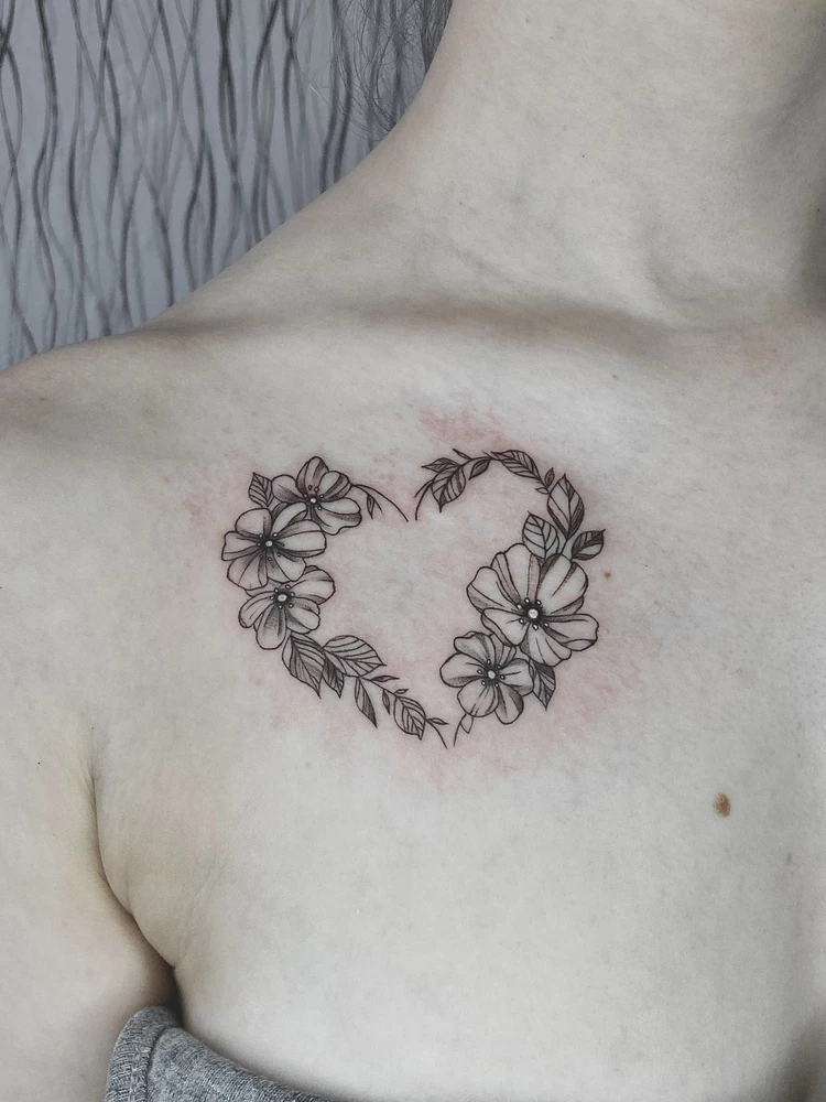 Хороший пигмент, средняя густота. Вбивается легко🌸