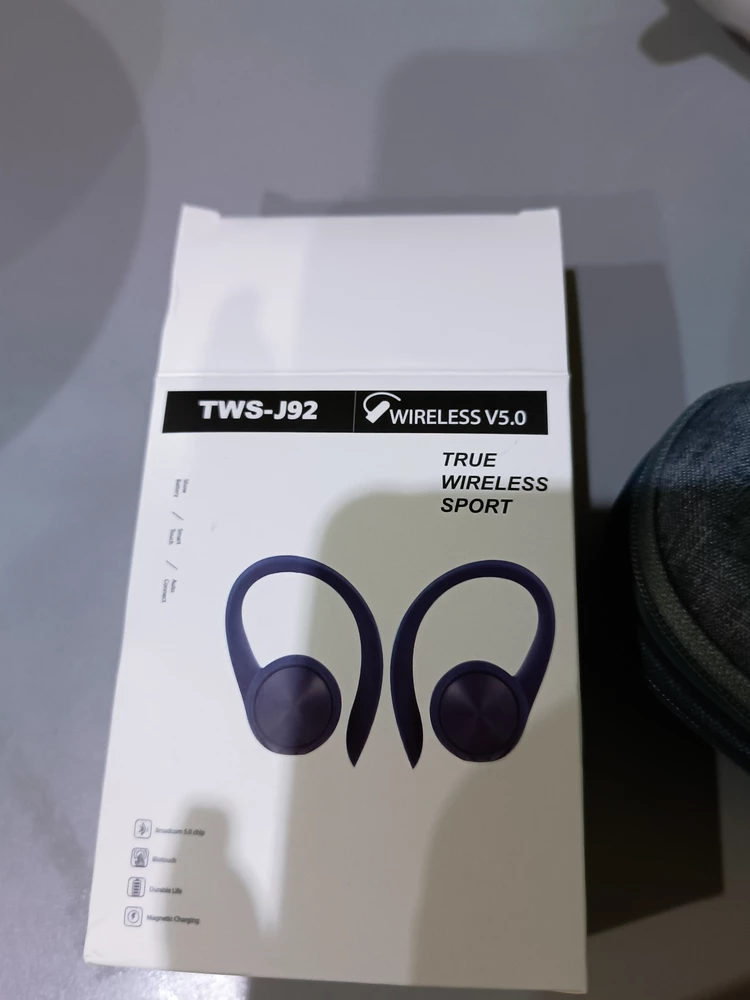 Просто супер наушники!!! На ухе держатся надëжно) звук просто бомба!!! Спасибо🤗