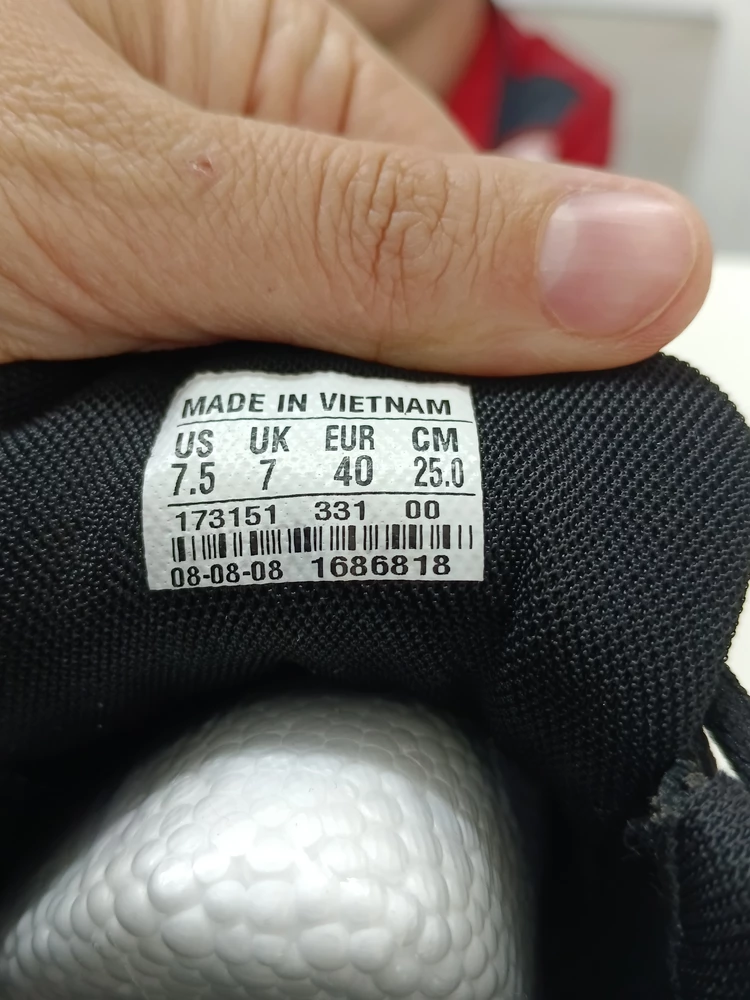 Кроссовки маломерки, в карточке товара написано 25.0-25,5, на самом деле всего 25.0 Запах ужасный, подошва мягкая. Отказ