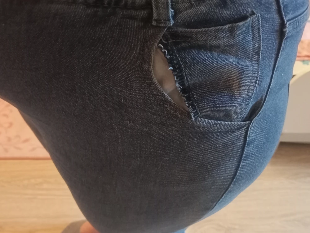 Я не маленьких размеров, но и джинсы брала 58 р. Джинсы очень короткие. и карманы сшиты через опу. Поставщика в черный список однозначно!!!