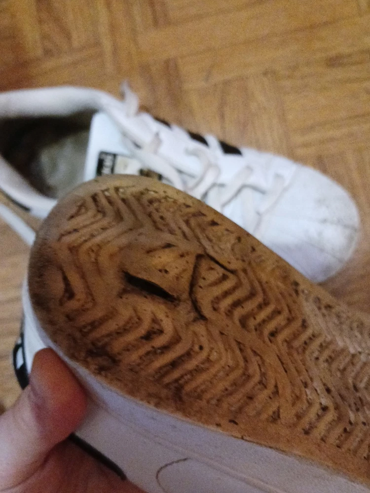 полное  *** подошва треснула спустя месяц носки. НЕ ПОКУПАЙТЕ. возврат