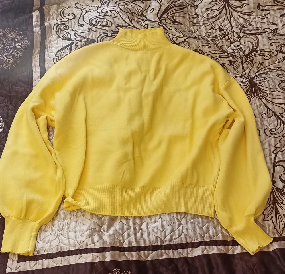 Симпатичный свитер, очень нежный, насыщенный цвет, удобный, рукава длинные, ну прямо моя мечта, удобный и мягкий!!!