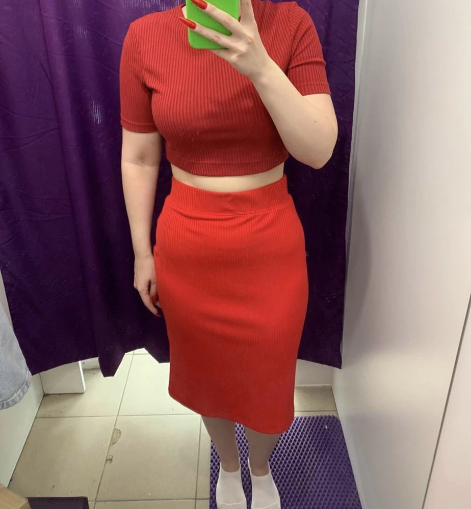 Топ бардового цвета, а юбка ярко-красная. На фото магазина вещи одного цвета, что вводит  в заблуждение