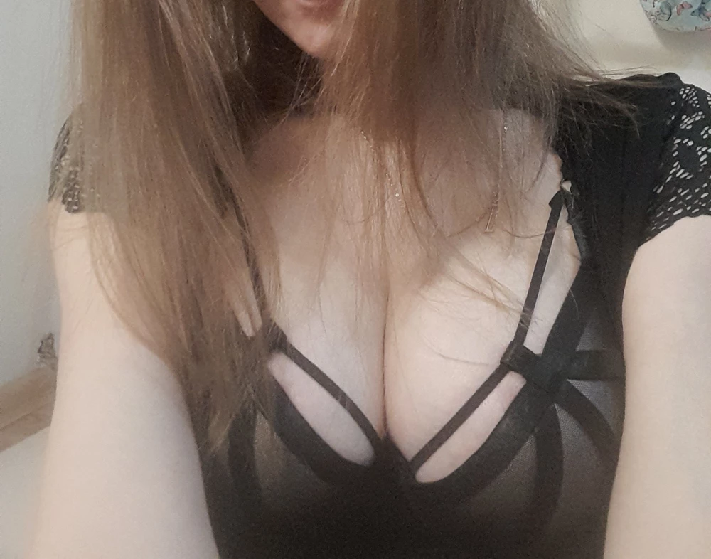 Бюстгалтер , конечно , шикарен ! В размер ! А вот трусы..... на фотке они лежат рядом с трусами моей пятилетней дочери ...