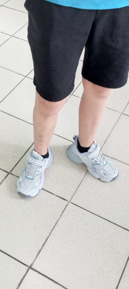 Кроссовки прикольные, проклеяны аккуратно. Стелька вынимается, можно положить свою, ортопедическую, как у нас. 
Смотрятся обьемно. Маломерят. На свой 36 заказали 38.