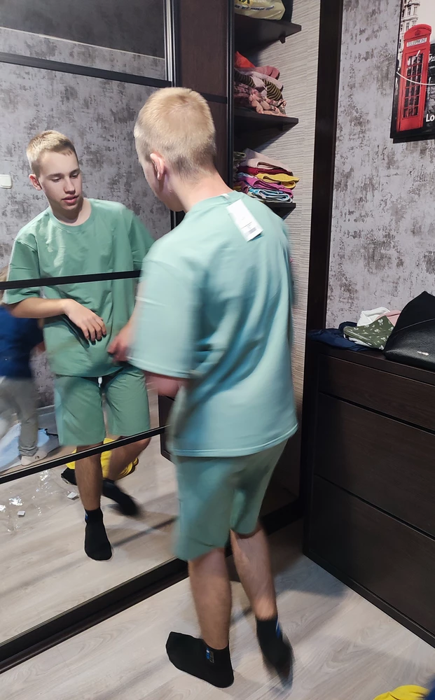 Разошелся шов, а так костюм хороший для сына 14 лет, рост 174, носит размер s