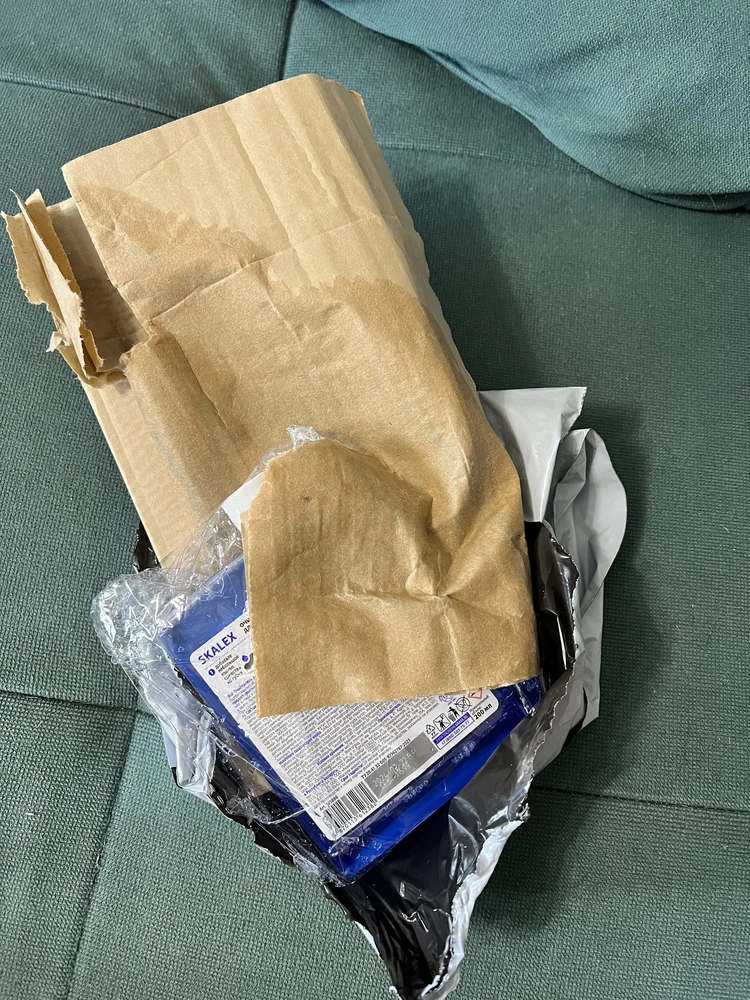 Нет, я конечно понимаю, что оценивать надо продукт - но и упаковка, это тоже от производителя. Ведь если вы хотите продавать на ВБ свой товар, надо позаботиться, чтобы до покупателя он дошел в первоначальном виде и объеме. Добавить немного пленки на крышку, чтобы та не смогла открыться или дополнительный ограничитель на крышке. В общем, очень много пролилось, буду покупать в магазине