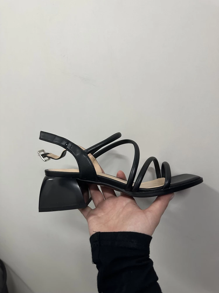 пока что проходила в них один день, вроде не натерли) размер подошел, редко могу найти нормальную обувь 35 размера. и конечно оказались очень красивые ❤️