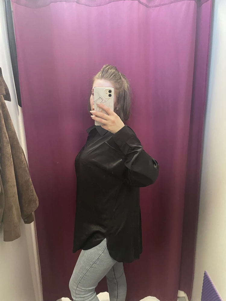 Ткань плотная, тяжелая! Блуза хорошая, хотела большую, но как-то не понравилось как села 🤷🏼♀️ не стала брать, так как смутило все-таки качество пошива 😟ну и дырочка на плече ☹️