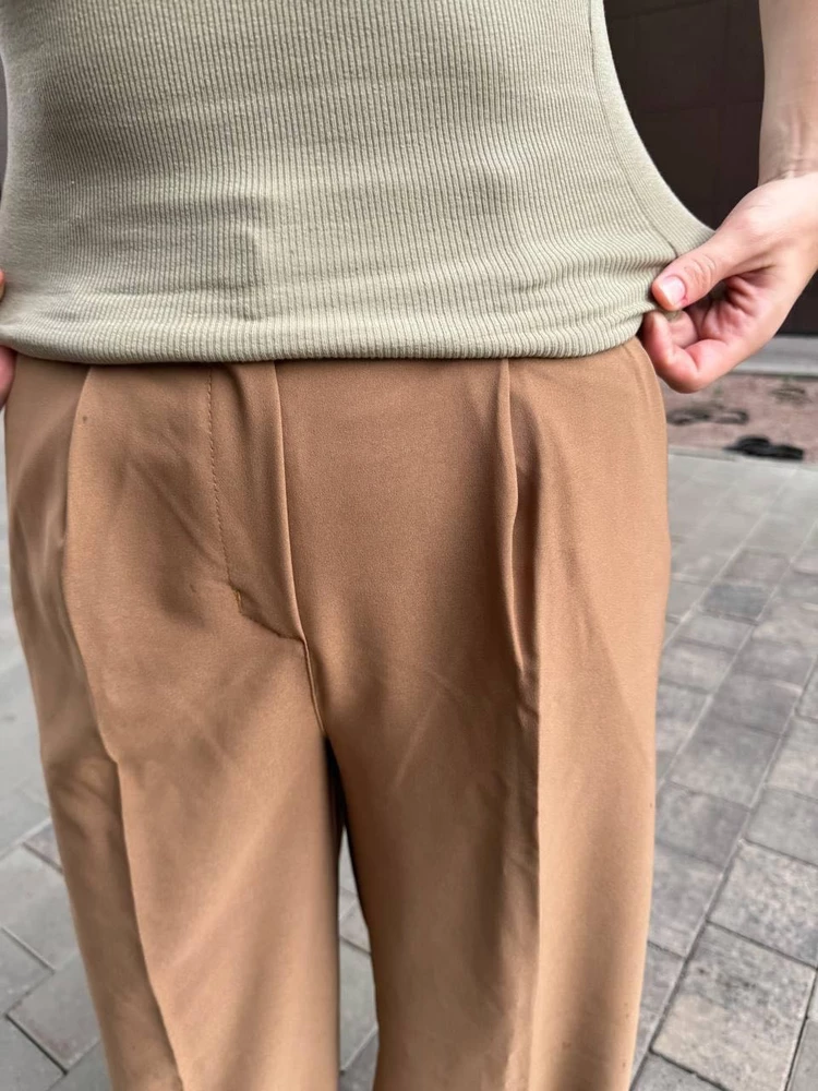 Брюки очень понравились, легкие, на лето супер. Цвет интересный, по-разному немного играет в помещении и на улице, но приятный в любом случае!
Рекомендую!