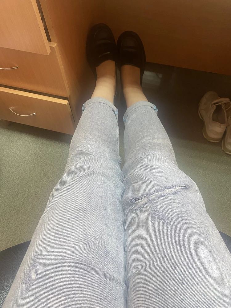 Девочки , джинсы действительно, растянулись как тряпка … стоя выглядят тоже растянуто ….  Стильно без спорно … но тряпка тряпкой … подошли по размеру . На 44  свой размер взяла 26.