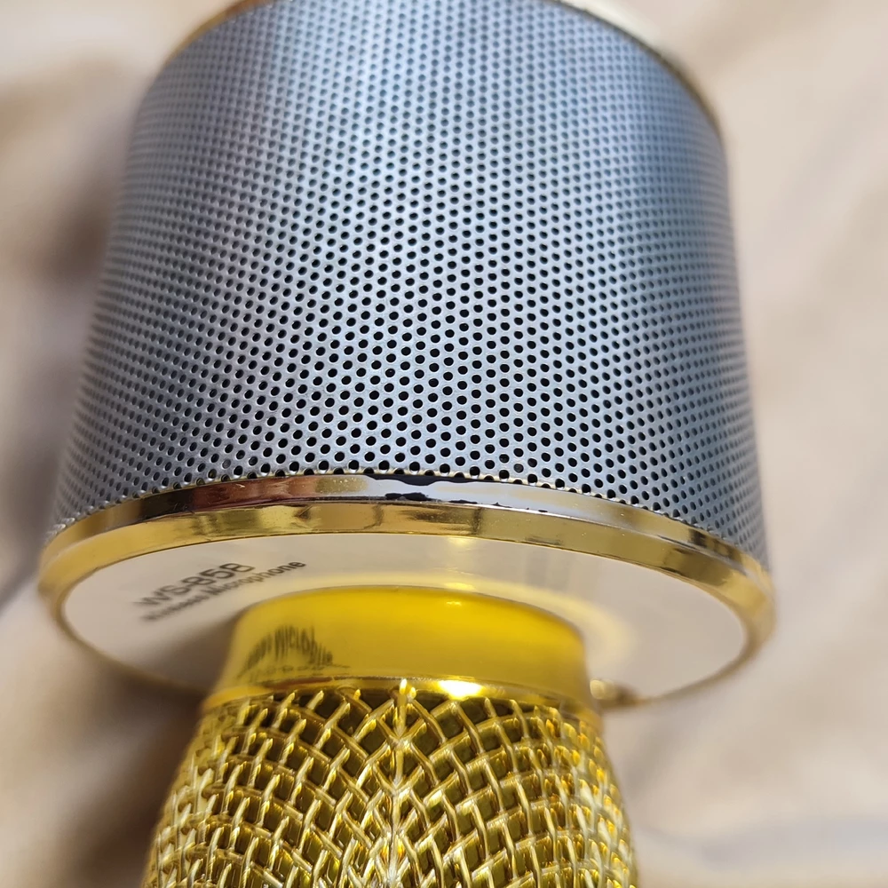 Добрый день! Заказали данный микрофон с надеждой на чистый громкий звук указанный в описании. Чего к сожалению совсем нет, не хватает мощности звучания, совсем не слышно голоса, так же не все песни  воспроизводит, где-то зажевывает слова и изменяет мелодию. Есть подозрение, что он уже подвергался ремонту.  Также при распаковке микрофона оказались заметны дефекты, как-будто он уже был в использовании (фото прилагаю). 
Очень разочарованы, что такое может быть в наше время: заказываешь новую вещь, а получаешь б/у.