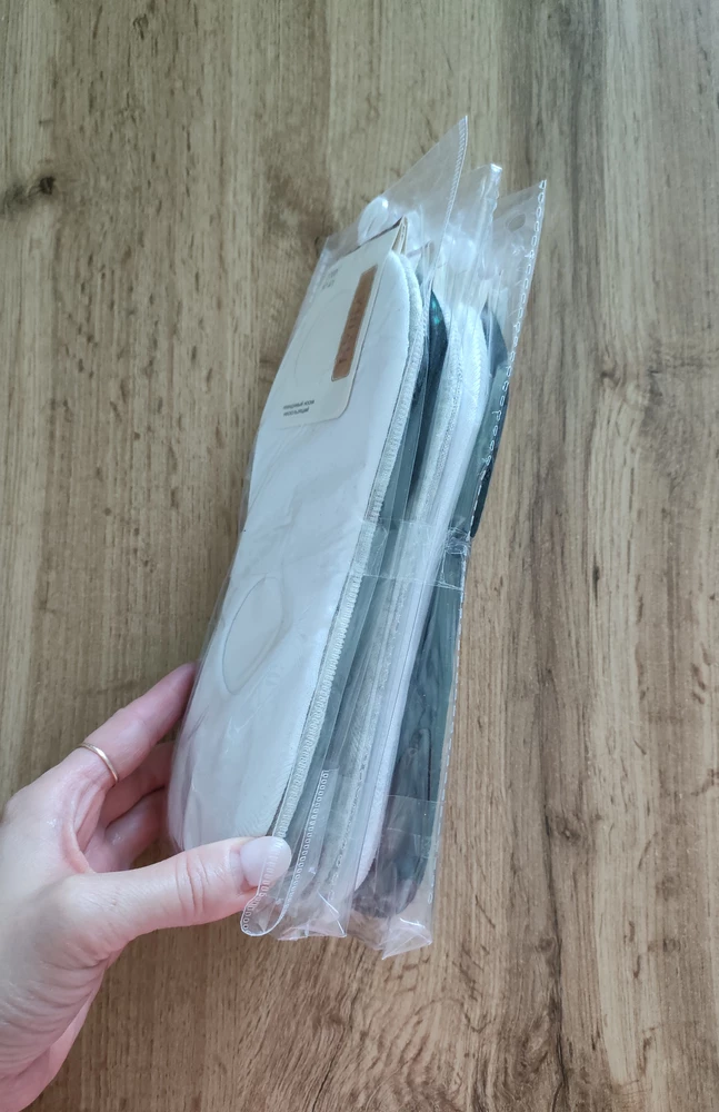 Хорошие следки. Очень удобно, что на пятки нанесены силиконовые полосочки. 3 пары белых, 4 черных и 3 серых.