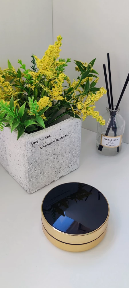 Классно выглядит. Приятно доставать из сумки и радует, что полноценное зеркало есть. 
Продавец положил запасную губку. Сняла рилс в нельзяграм про него