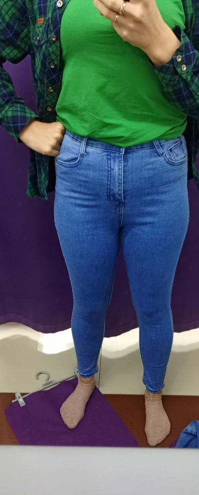 Хорошие джинсы и цвет отличный , но единственный минус немного коротковаты на мой рост. Так бы конечно взяла