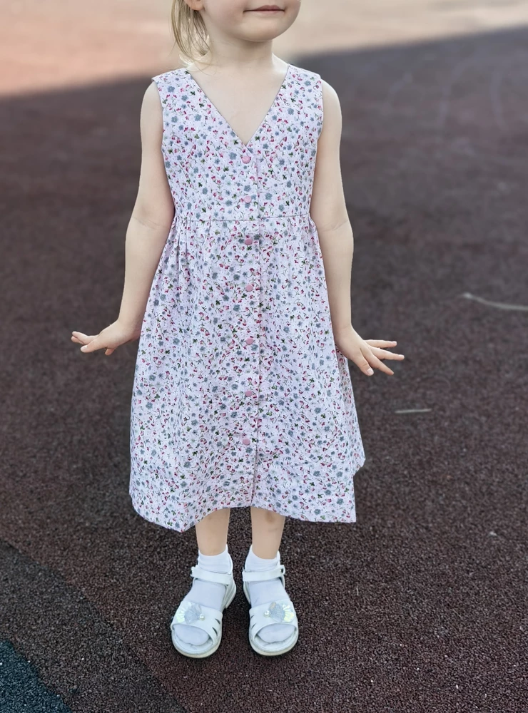 Прелестнейший сарафан. Ребёнку удобно одевать, так как он на кнопках. Оптимальная длина, комфортная ткань. Носим с удовольствием, всем рекомендуем. На рост 106 размер 110