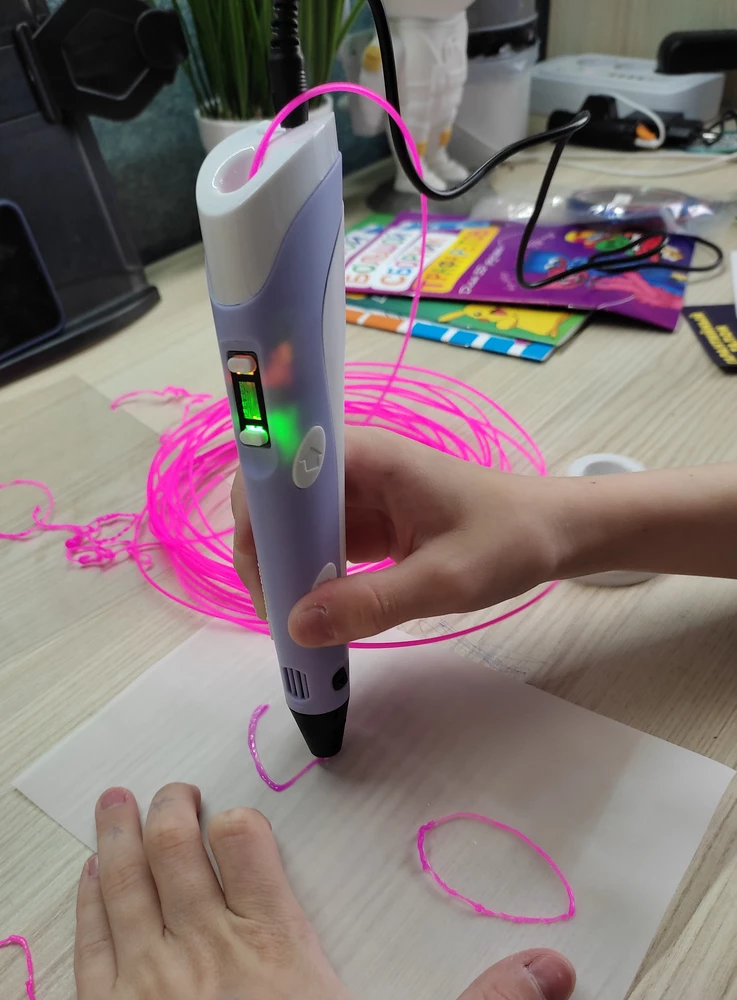 Отличный подарок для ребенка, интересно даже взрослому. Инструкция на русском языке, понятная. Все работает хорошо. Пластика в комплекте много, хватит на долго.