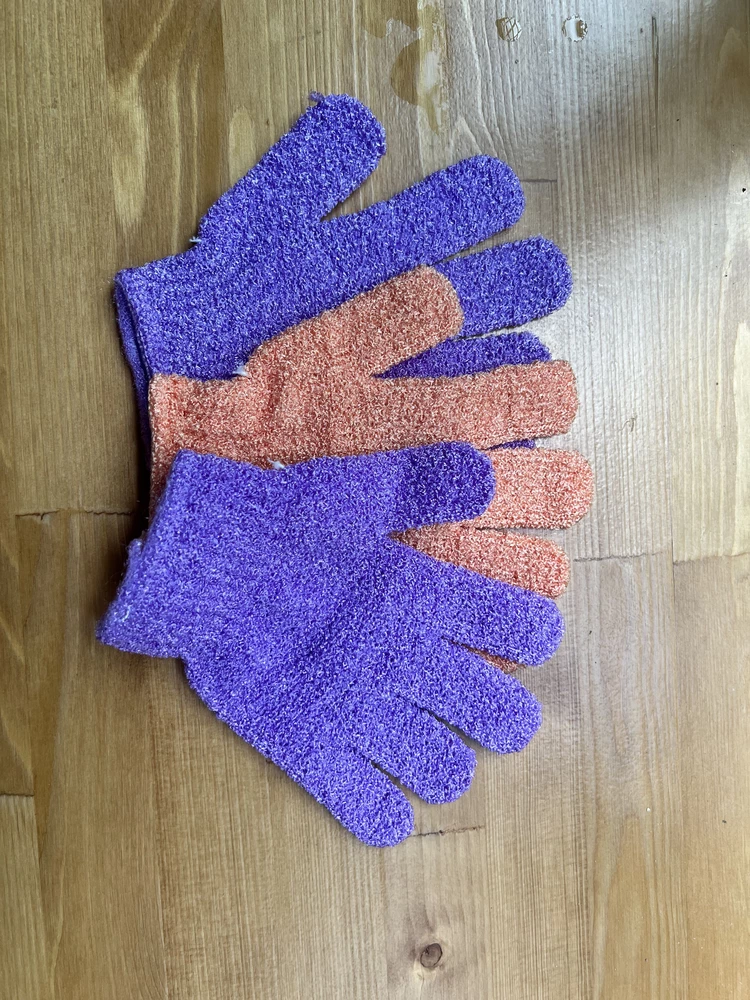 Пришли чуть раньше срока, в подарок положили еще одну перчатку- приятно) очень гуманная цена👍