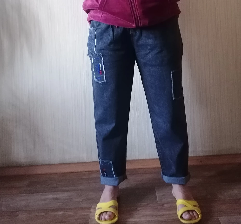 Заказала больший размер, чтобы не в обтяг. Сидят мешковато. Темнее гораздо, чем на фото. Фигура груша. Наверное, оставлю