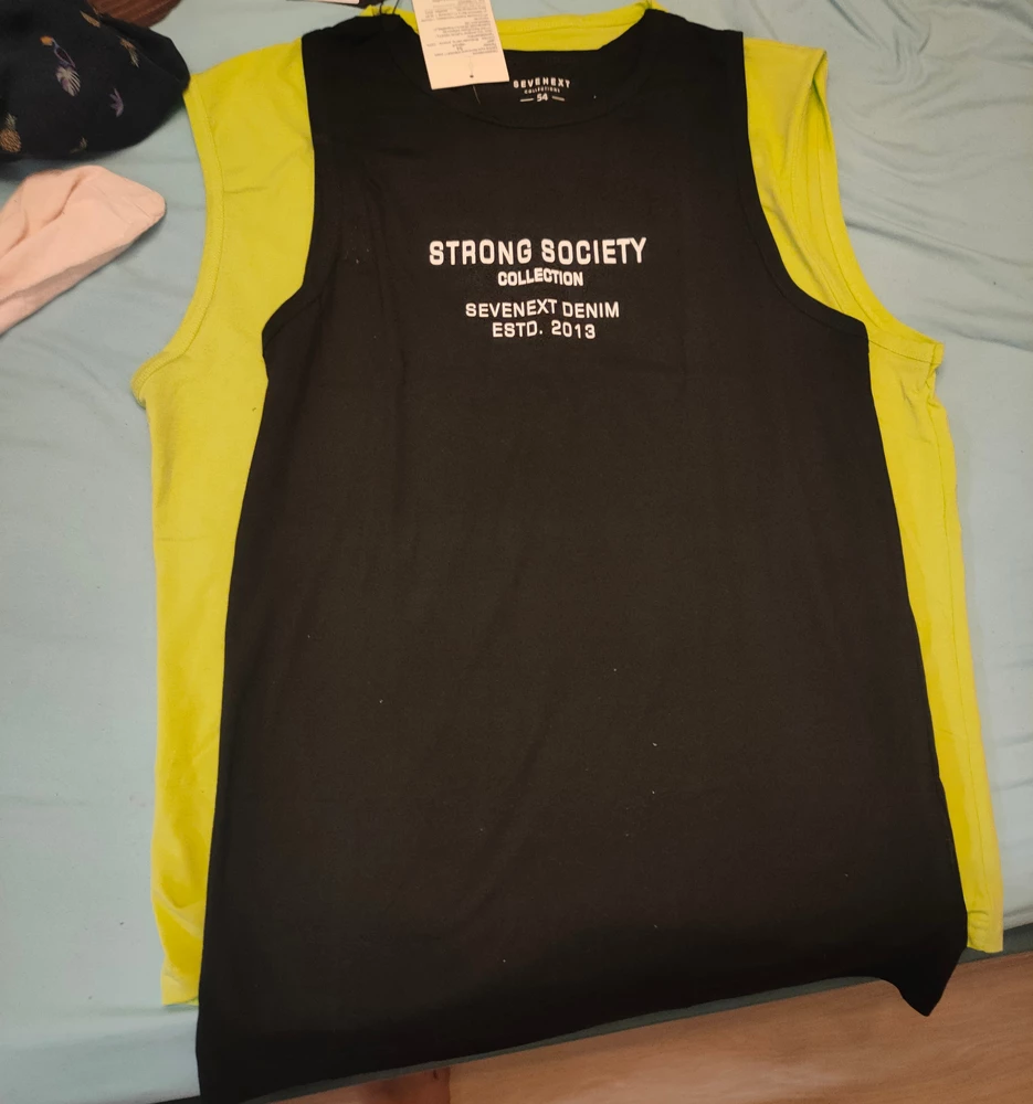 Купила мужу 54 размер, очень маломерит, даже мне на 48-50 мало, узковато. На фото сравнила с другой майкой 54го размера, купила их вместе на ВБ.