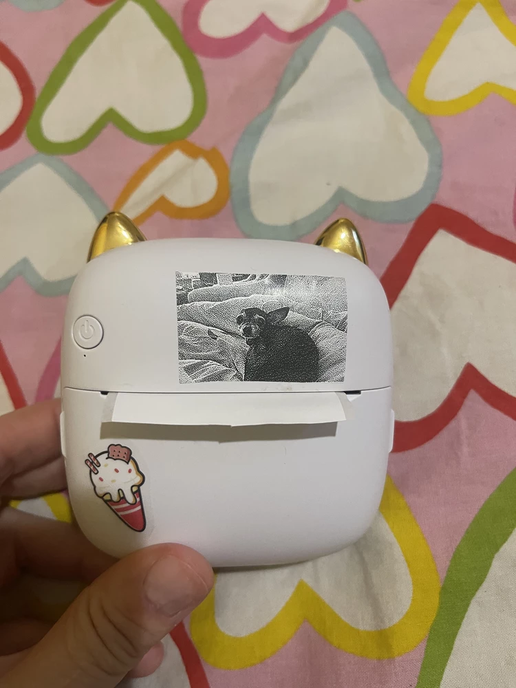 Очень довольна покупкой, ребенок счастлив, особенно клейким рулоном, дочь сама разобралась в настройках и понеслись фото на клейкой основе. Благодарим♥️