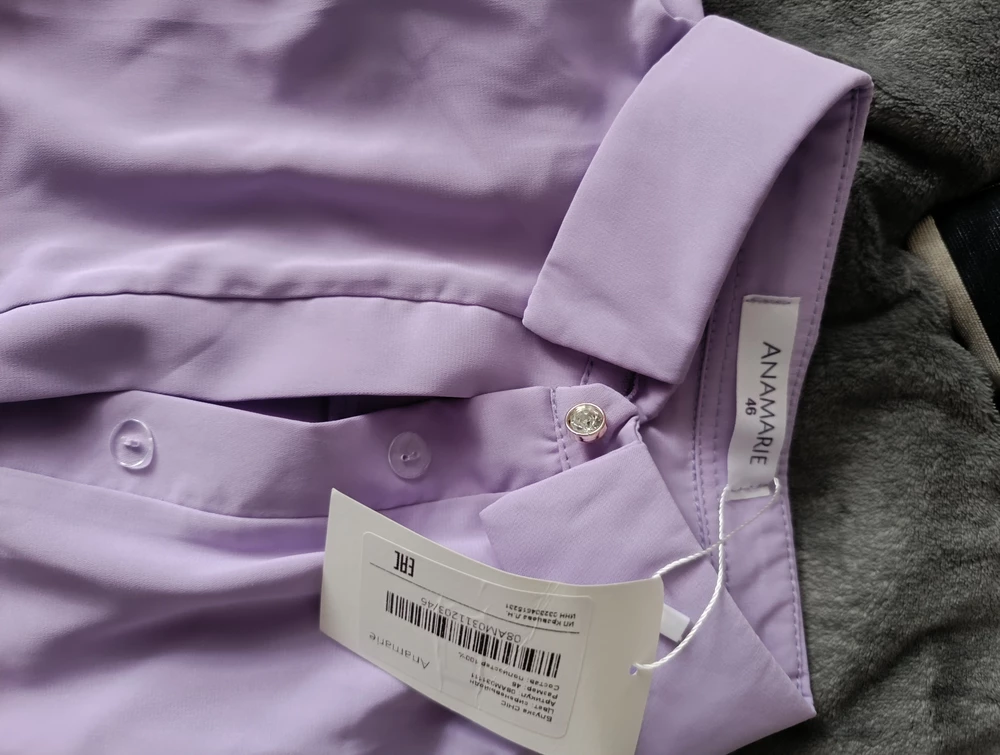 Хорошая лиловая блузка, размер соответствует, а белая блузка такого же размера слишком мала, узкая и ткань просвечивает, совсем не такая как у лиловой и зелёной.