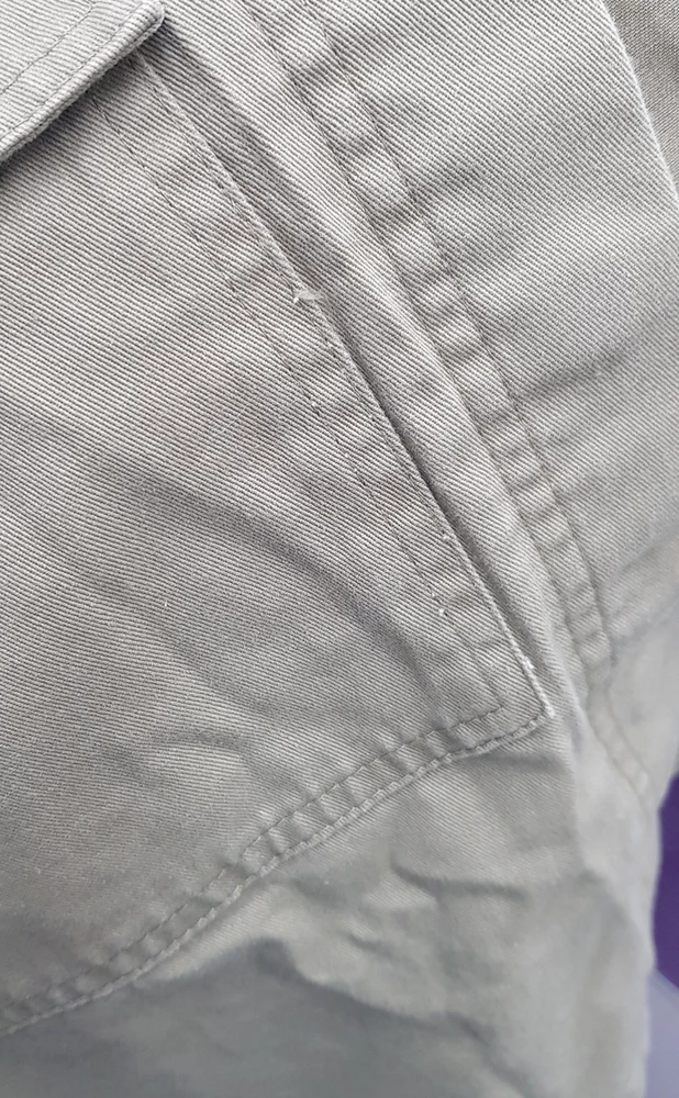 В целом не плохо, цвет приятный, но не взяла, тк на карманах много мелких "хвостиков" от ниток, их очень видно, и никак не обрезать, всё равно будет видно