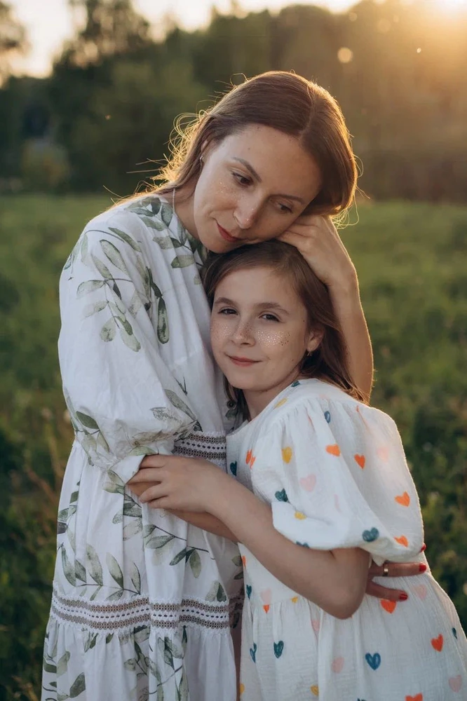 Брала нам с дочкой на фотосессию и на выпускной в 4 классе. Дочка ниже 146, платье этого размера выглядит не большим, сможет в течении лета надевать на разные мероприятия ❤️
Качество платья отличное, есть подкладка в верхней части, юбка в один слой и немного просвечивает, но вопрос решается бельем светлого/телесного цвета. Пошив отличный 🔥