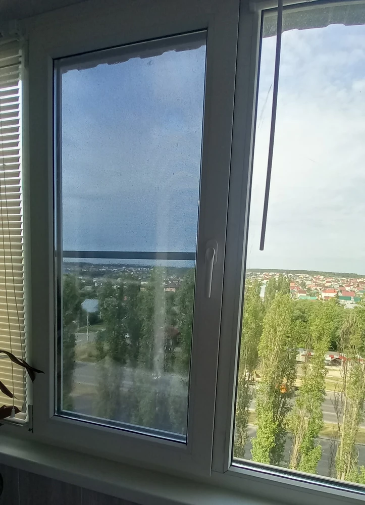 Плёнки хватило на 3 оконных проёмов, все привлекла за 10 мин. Клеится по типу обоев,сверху вниз, а потом с середины выгнала воздух..Всё...рекомендую