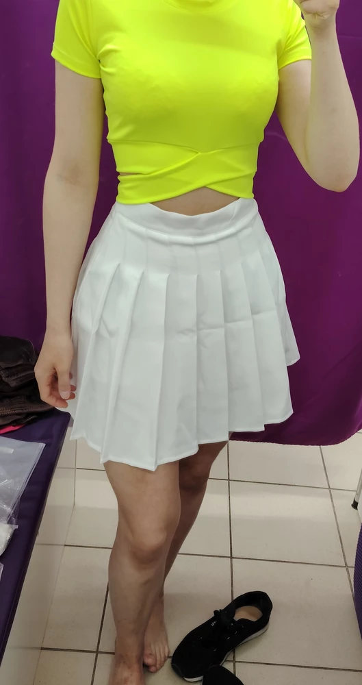 Просто офигенная юбка. Я не заметила, чтобы она маломерита. Даже чуть велика в талии, но не сильно, наоборот не жмёт ничего. Шорты шикарные , нигде не жмут, лёгкие. Сама юбка мягкая, стильная и оооочень удобная. 42 размер на бедра 96 и талию 62 подошёл как раз.