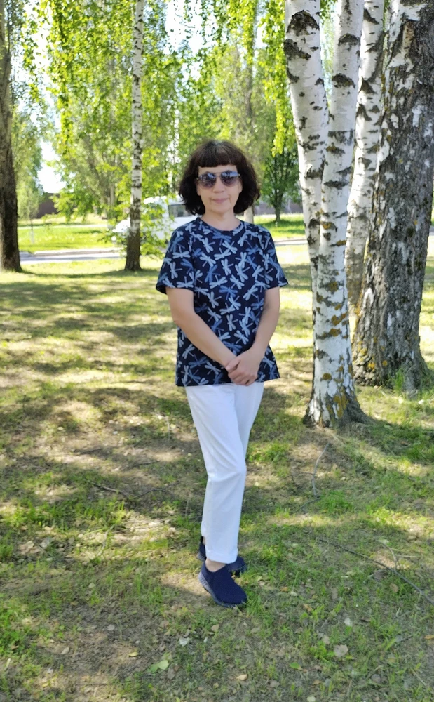 На свой 46 взяла 50 - всё отлично. Не люблю по фигуре, люблю чтобы было свободьненко. Ткань нежная, приятная телу. К пошиву претензий нет... Берите не пожалеете !!!