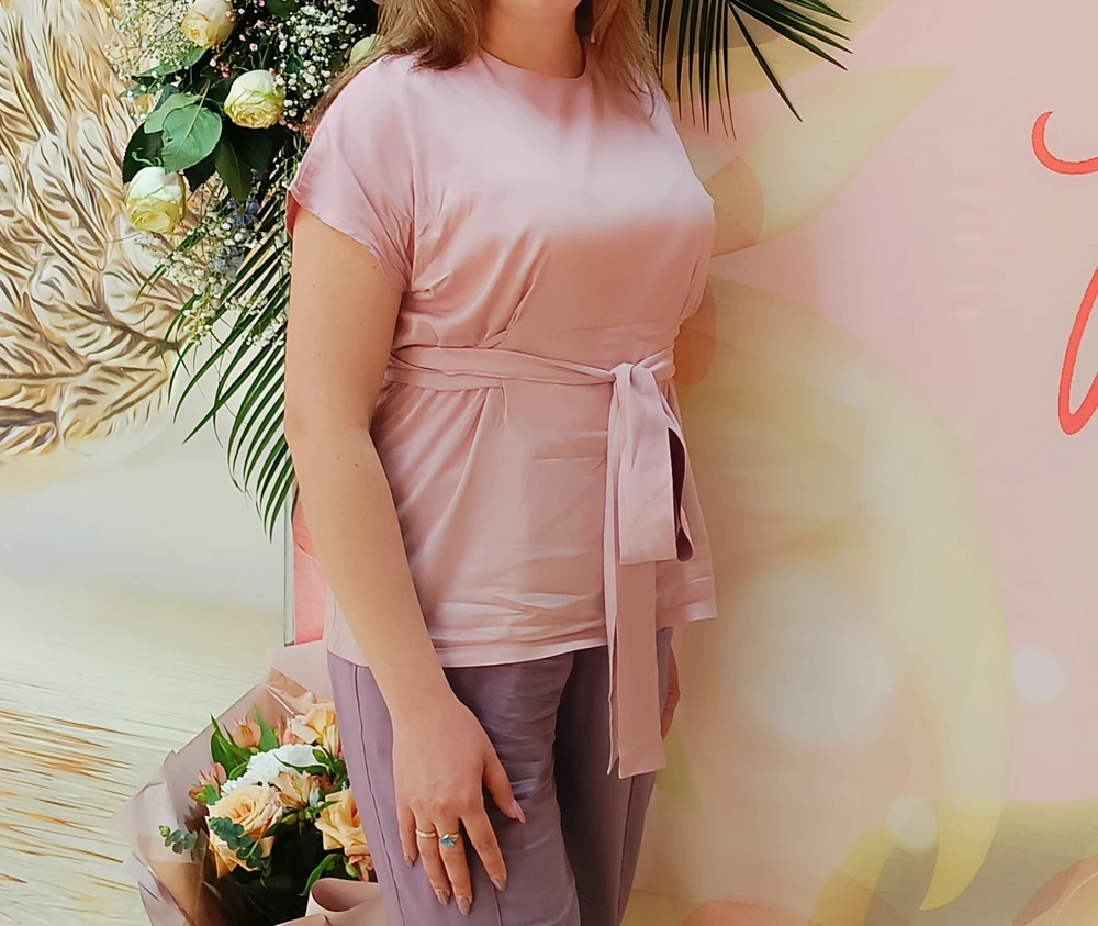 Костюм нормальный за такую цену. Идет размер в размер, заказывала 46 на свой 46. Минус звезда за ткань, очень сильно мнётся.