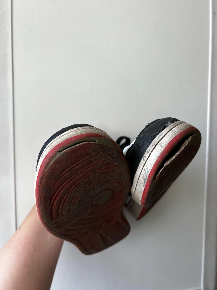 Дата покупки 09.04.24. сегодня 02.06.24 выбросили в мусорку. Данные кеды ребенок носил не каждый день. Даже подделка за эти деньги могла бы быть более качественной👌🏼 выброшенные деньги!