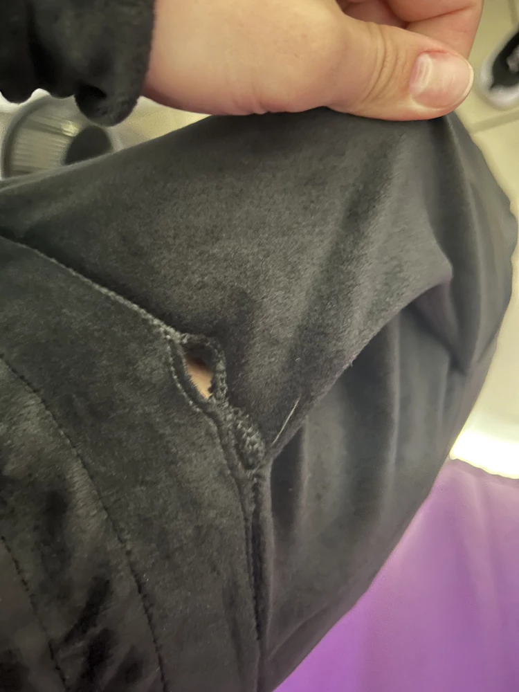 Пришёл порванный, ткань сама по себе хорошая🙃.