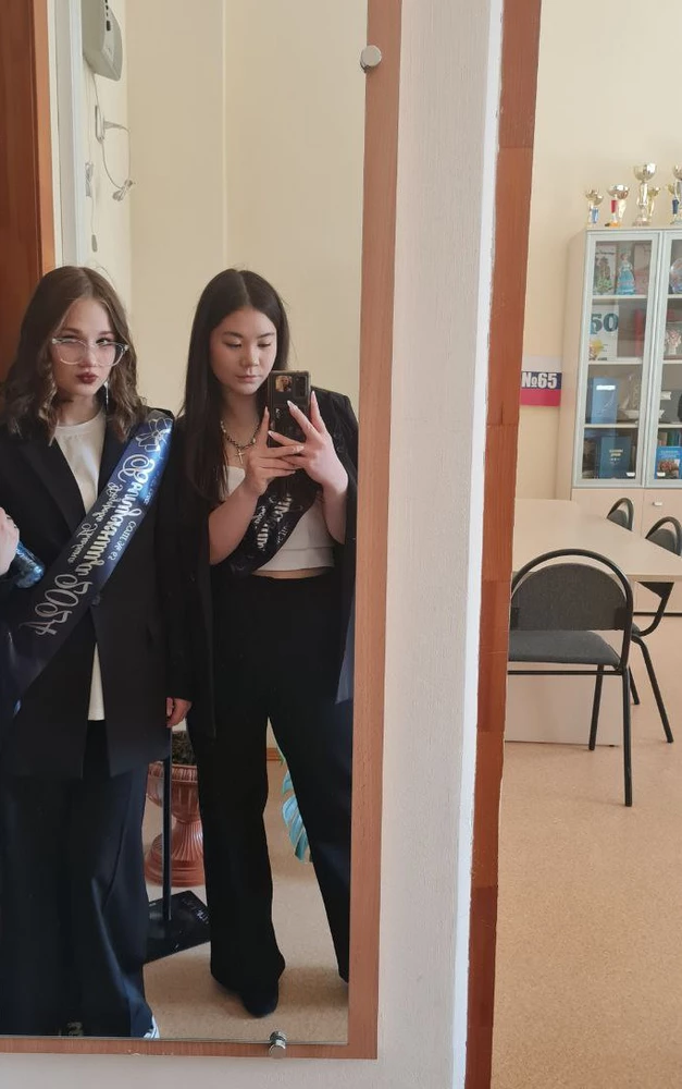 джинсы топ, похожи чем то на брюки
плотные, после первой стирки не белеют
размер подошёл