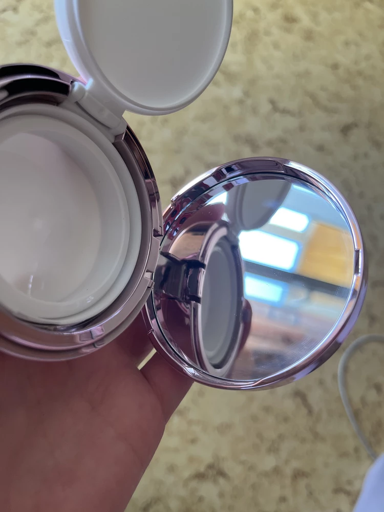 Мне приехал товар явно кем-то использованный, в царапинах, защитной пленки на зеркальце не было, зато отпечаток пальцев был. Очень ждала, идея классная, но осталась расстроенной из-за этих нюансов. Если на зеркале отпечатки пальцев, где гарантии, что никто свои грязные руки в губку не совал? 3 из 5 только за идею, а вот реализация подкачала