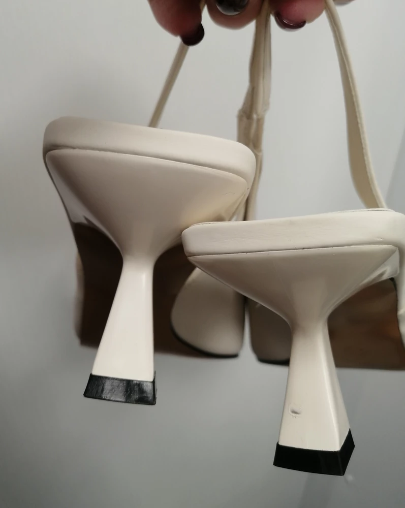 Симпатичные туфельки, но мне не подошли к образу.
Судя по имеющимся незначительным дефектам (несколько заломов на фото) - обувь очень склонна к их появлению +брак на каблуке (чуть содрана краска). 
Дороговато для такой цены.