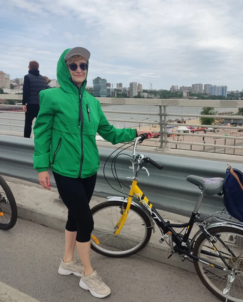 48 размер мне полность подошёл на мой 46.Пошита качественно. Рекомендую.