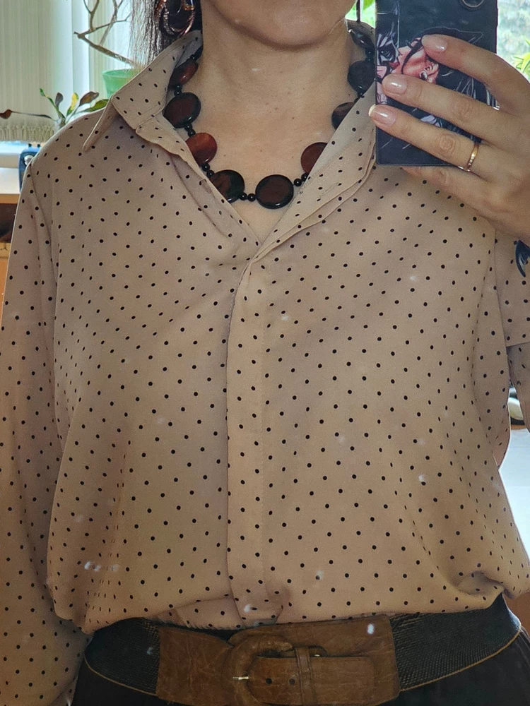 Сама по себе блузка красивая, но пришлось взять на размер больше,  так как короткие рукава на мой рост 173