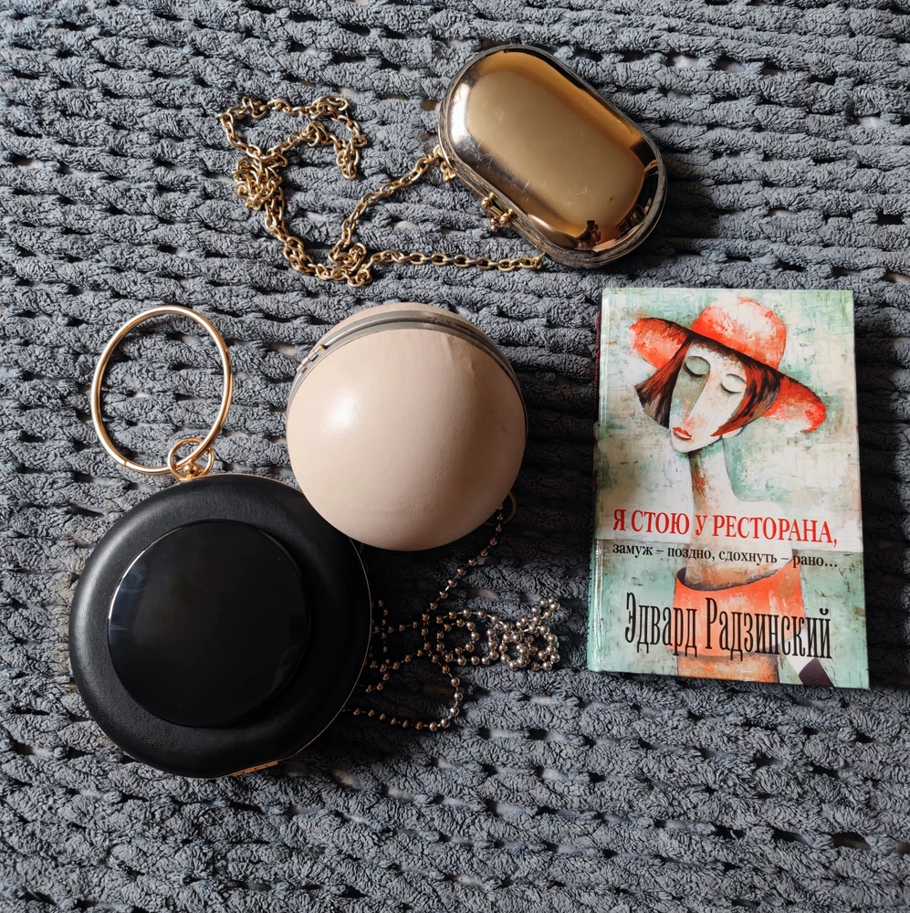 С моим -4 самое то, такие детали разглядела, что аж испугалась😂
Достаточно большое (в сравнении с пудриницей), чтобы  разглядеть себя и при этом помещается даже в маленькие клатчи (см.видео)