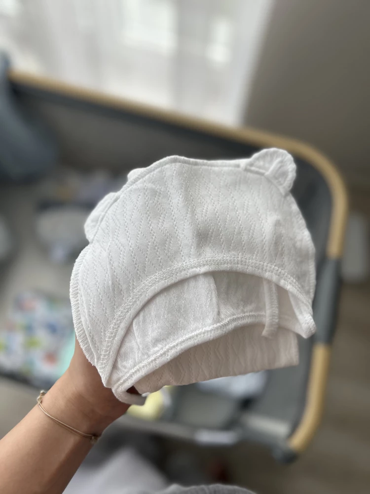 Очень нежный красивый комплект, еще не меряли, но шапочка кажется большой