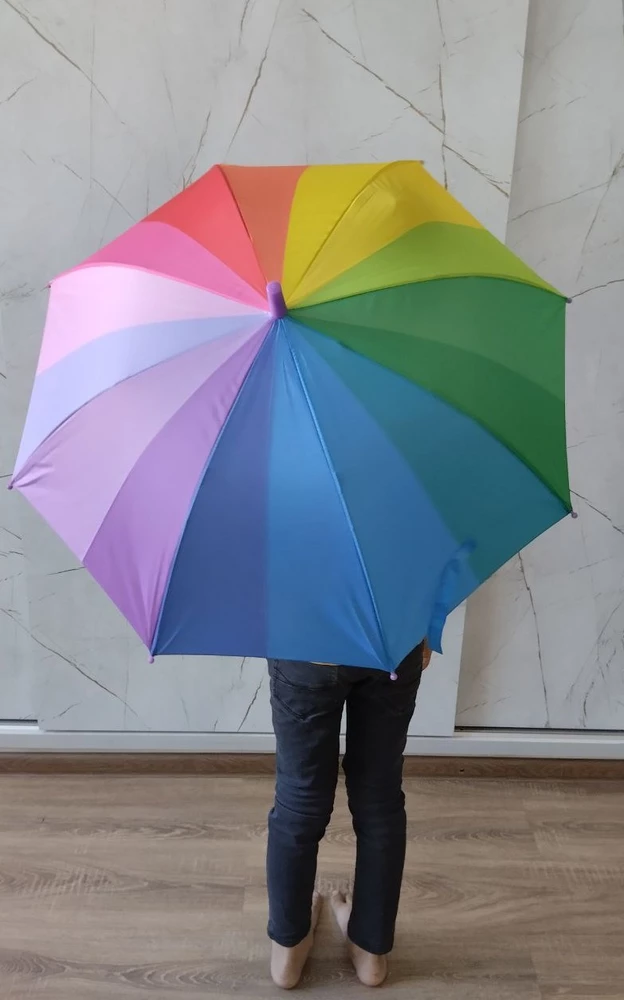 Яркий, красочный и жизнерадостный зонтик. У меня есть большая трость в такой расцветке, купила и сыну такой же, будем добавлять яркие краски в пасмурные дни.