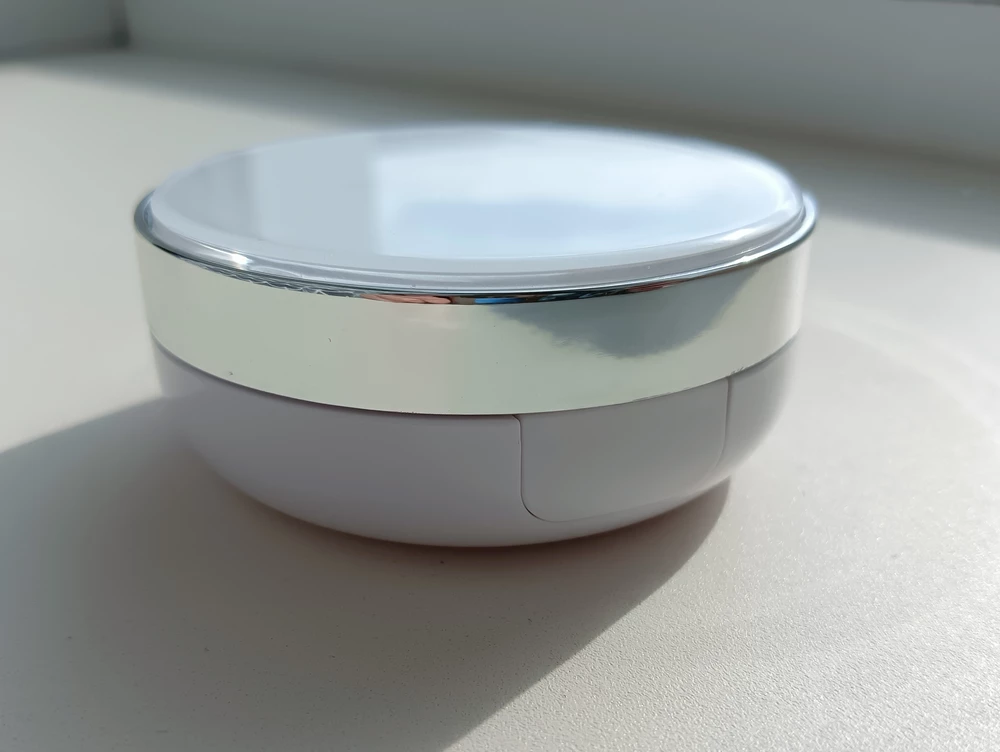 Это то, что я ждала очень долгое. Самый главный плюс этого пустого кушона в том, что его можно наполнить хоть чем !!! 
Во многих кушонах есть тональные основы, которые не просто не подходят под тон моей кожи, но и могут вызывать высыпания. И теперь моя любимая тональная основа будет со мной всегда в сумочке!! 
Так же могу отметить: 
1) Кушон, как видите, ну очень удобный!! 
Есть зеркало, есть крышечка, которая защищает тональник + на эту крышечку можно оставлять излишки тональника со спонжа. Сам спонж тоже очень удобный. Его не нужно мочить, он приятный на ощупь и удобный в использовании. 
2) Основная часть(рефил) легко снимается и вставляется обратно. Тем самым можно менять рефилы
В целом покупайте. Не пожалеете