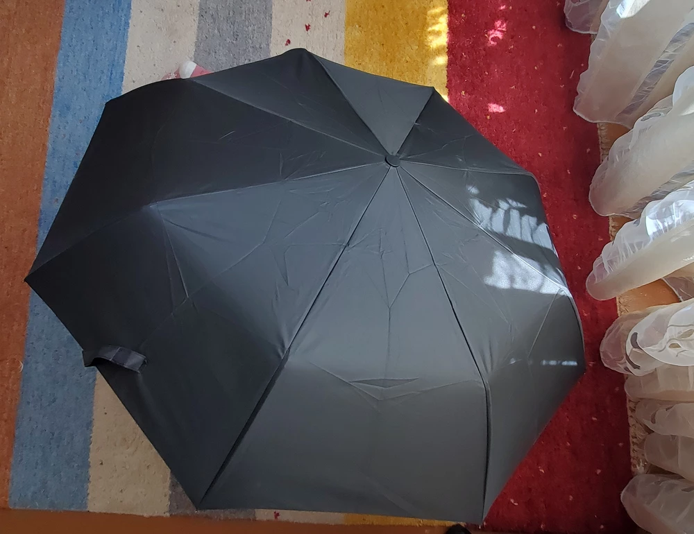 Хороший добротный зонтик среднего размера,помещается в небольшую сумочку,главное что легкий)спицы надёжные,в комплекте идёт чехольчик,за такую низкую цену,зонтик замечательный👍