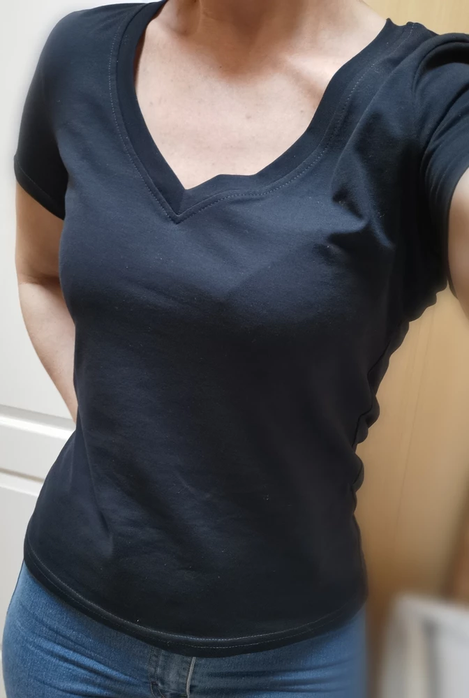 На 42 44 хорошо, не в обтяг. Ог 87 от 63 рост 172.