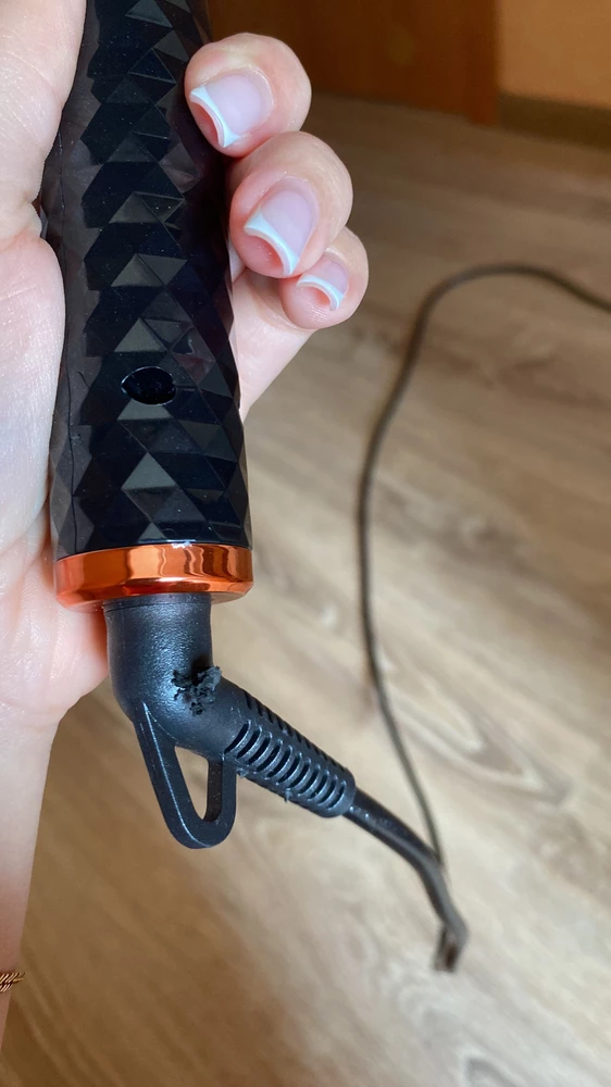 Товар прослужил пару месяцев при не регулярном обслуживании !В один день лопнуло что-то в проводе,пошли искры и дым !Ни за что не рекомендую!👎🏻