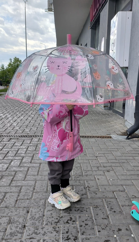 Зонтик хороший. Дочке 3 года. Она довольна!) 
Правда ей лень его держать (