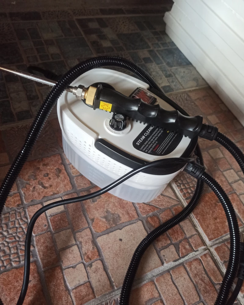 Зверь! За пол часа отмыли все швы в душевой кабинке! Из рельс, где ездит дверь сколько ужаса вычистили! Первое, на что обратил внимание - объем резервуара, на долго хватает!