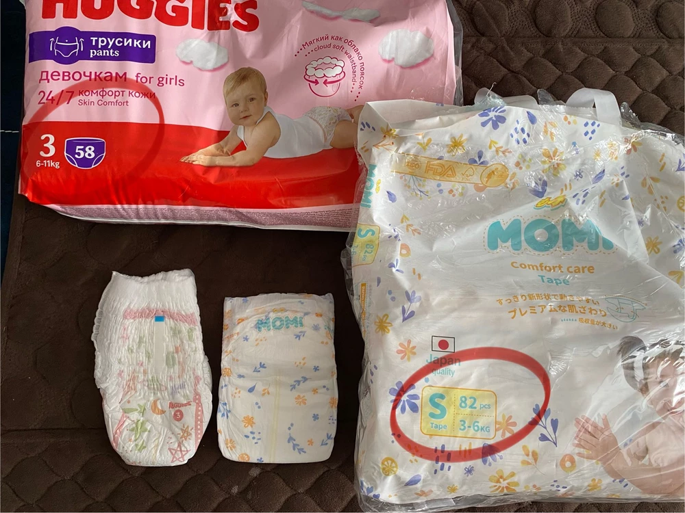 Пользовались huggies elite soft 2 размер 4-6 кг. Очень нравились. Дочь подросла, стали малы, решила попробовать эти трусики 3 размера 6-11 кг. И пожалела.
В итоге они в точности такие же по размеру, что и двойка elite soft! Тоже маленькие и натирают дочке ножки! Заявлено, что эти трусики подходят девочкам до 11 кг, я вообще не представляю как они налезут ребенку, который столько весит, если они нам 6,5 кг малы! Куда деть 58 штук теперь не знаю и деньги потраченные жалко! Не советую! 

К сожалению, elite soft 2 закончились, не смогла сделать фото для сравнения. 
К примеру на фото другие памперсы momi 3-6 кг. И они больше, чем эти трусы на 6-11 кг!  Смотрите сами